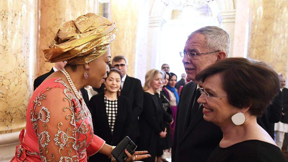 Bundespräsident Van der Bellen und Doris Schmidauer mit Nigerias Botschafterin beim Neujahrsempfang im Jänner 2020 