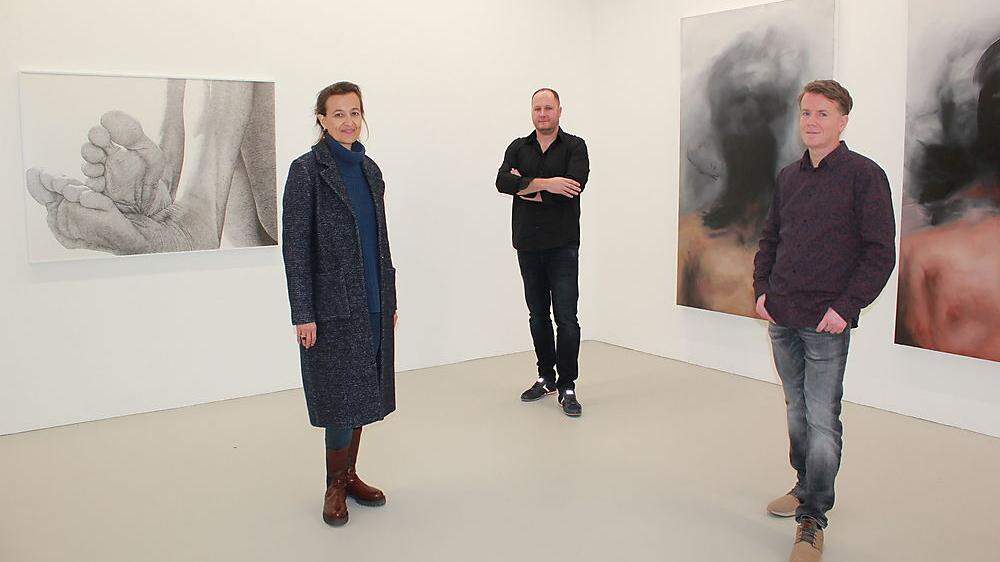 Der aus der Weststeiermark stammende Galerist Heimo Bachlechner (Mitte) mit den Künstlern Monika Supé und Wolfgang Grinschgl
