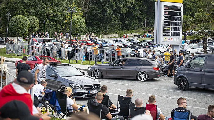 Hinweistafeln kennzeichnen die Bereiche mit Maskenpflicht. Die GTI-Fans am Straßenrand sehen die Verordnung eher locker