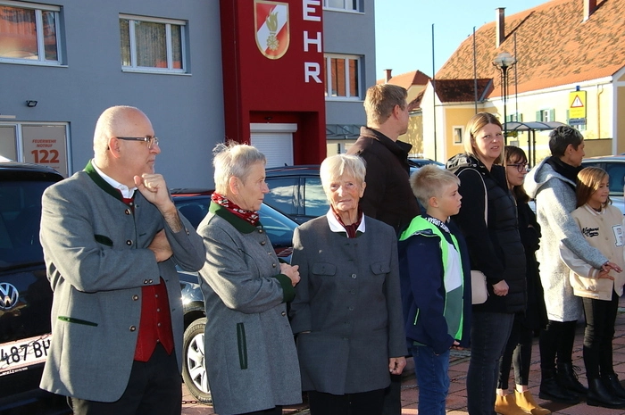 In der Kirche segnete Bruder Elias Unegg die Erntekrone und die vielen Erntegaben, die von den Erwachsenen, aber auch von den Kindern dargebracht wurden. Musikalisch gestaltet wurde der Festgottesdienst von der Bergkapelle Piberstein.