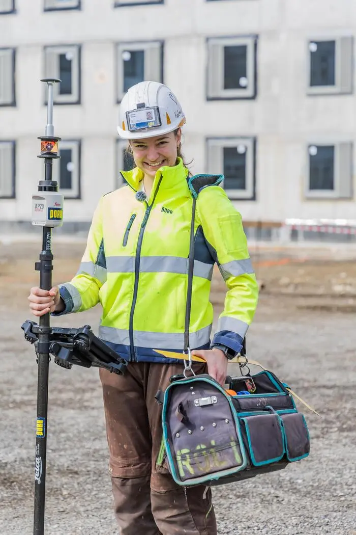 Helena Steiner auf der größten Baustelle Klagenfurts bei Vermessungsarbeiten