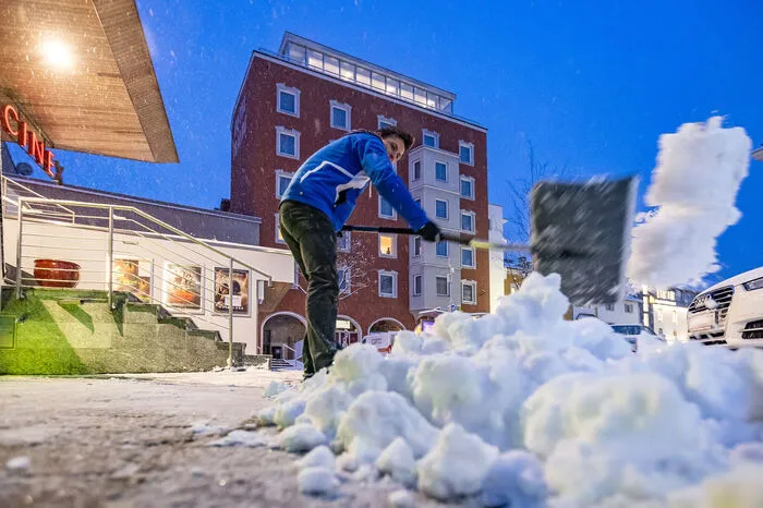 Im ganzen Land entstehen erste Schneemänner, Kinder unterbrechen ihr Homeschooling um sich eine Schneeballschlacht zu liefern.