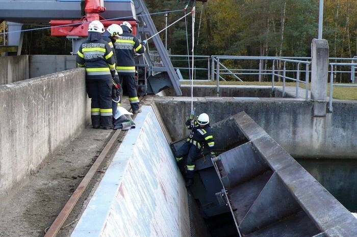 Die Feuerwehr Weißkirchen eilte unter der Einsatzleitung von BM Andreas Steinberger zur Hilfe. Der erfahrene Tierretter Alexander Sterlinger wurde mit Absturzsicherung versehen zum Schwan hinunter gelassen.