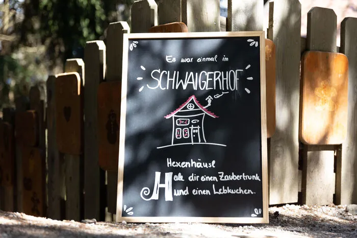 Zudem wurde zu einer gemeinsamen Wanderung auf dem Märchenweg und gemütlichem Zusammensitzen geladen