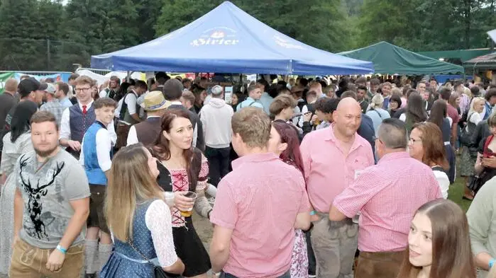 75 Jahre Landjugend (LJ) Meiselding! Wenn das kein Grund zum Feiern ist. Und so war Partystimmung am Sonntag im kleinen Örtchen Meiselding in der Gemeinde Mölbling vorprogrammiert. Während am Nachmittag die örtlichen Vereine und die Alt-LJ-Mitglieder der LJ Meiselding ihren großen Auftritt hatten, ging in den Abendstunden so richtig die Post ab. 
