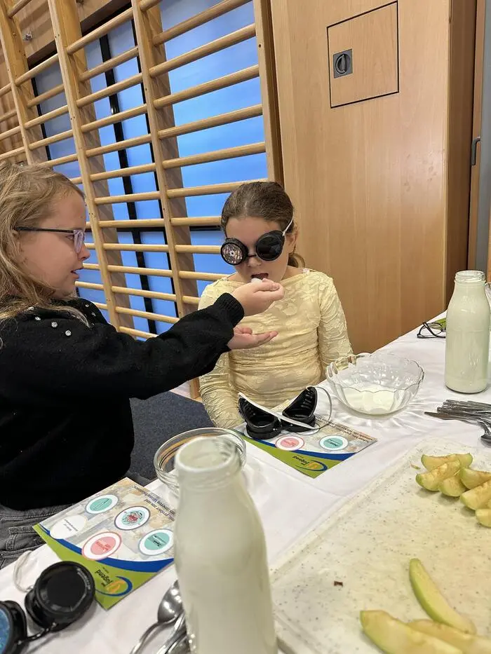 Bei einer Verkostung mit Augenbinde konnten die Besucher und Besucherinnen mit verbundenen Augen ertasten, erriechen und erschmecken