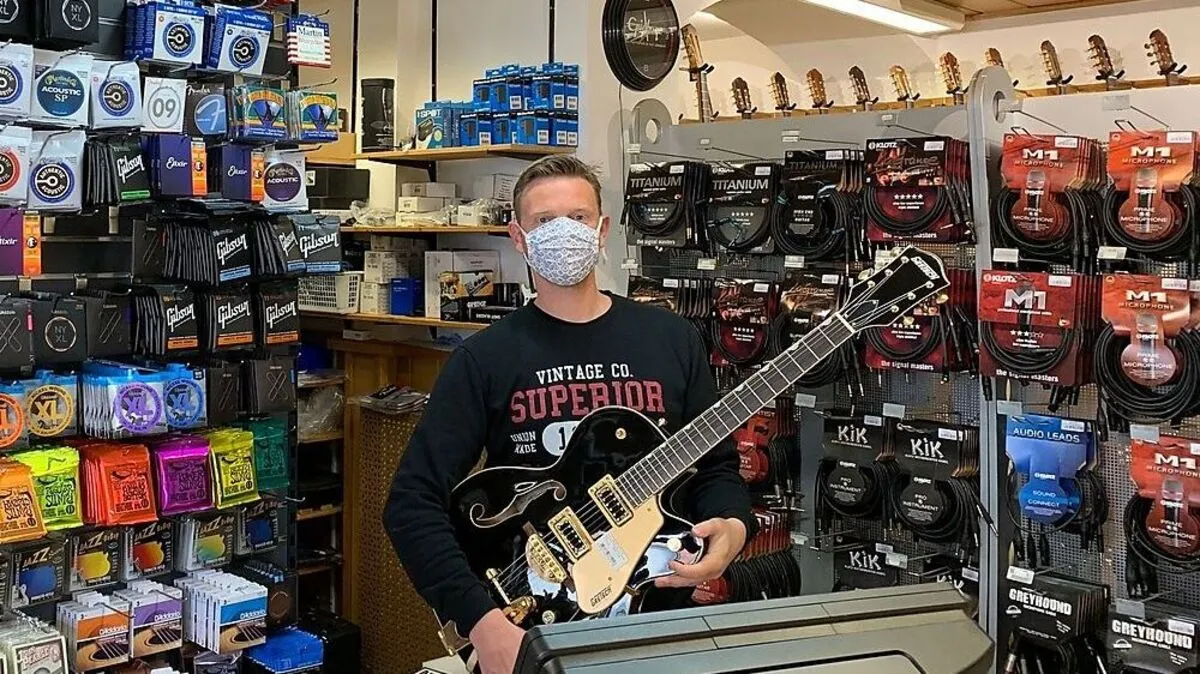 Der Mann mit der Maske und Hammer-Gitarre: Hannes Hammer