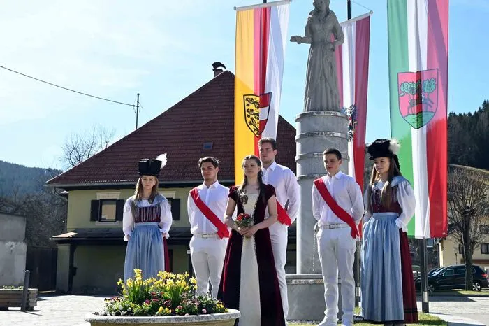 Um den begehrten Kuss von Marie-Sophie laufen drei junge Burschen um die Wette.