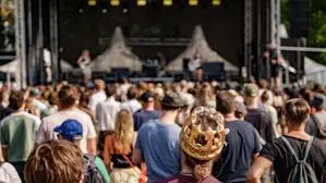 Ein Foto der Bühne mit vielen Menschen davor