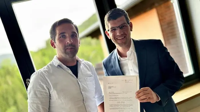 Martin Gruber (rechts) überreichte Bürgermeister Peter Grabner die Förderzusage persönlich