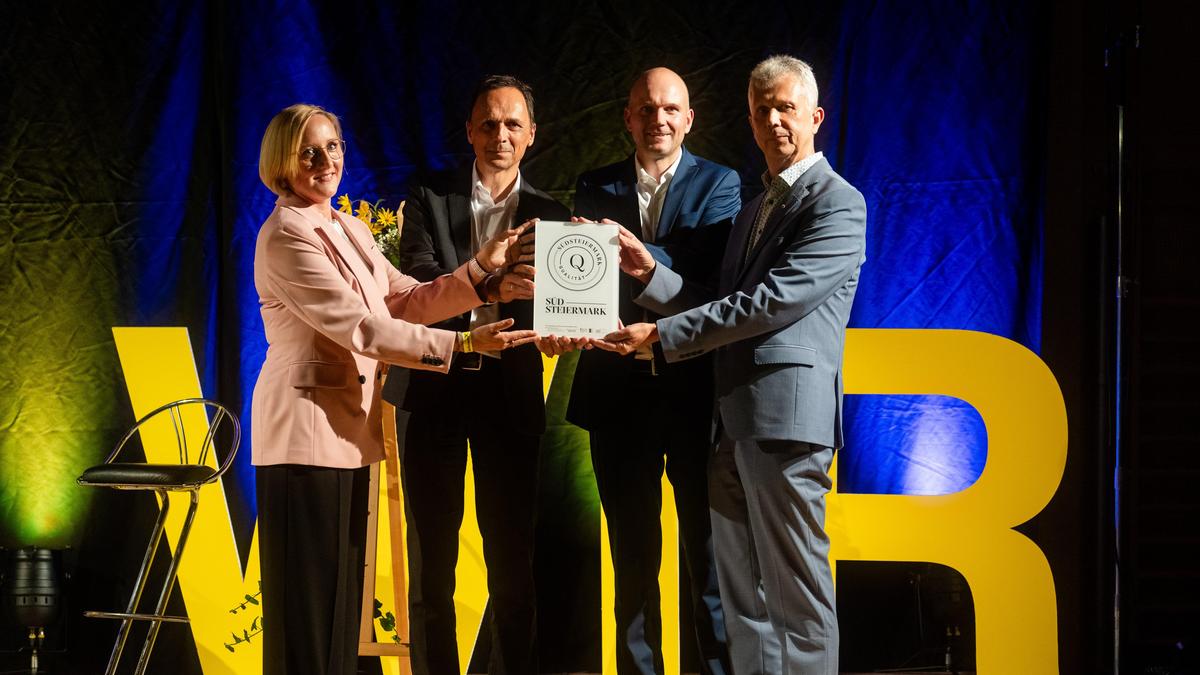 Bürgermeisterin Elke Halbwirth überreichte dem Vorstandstrio Rupert Tischler, Hans-Peter Posch und Sepp Muchitsch (v. l.) das „Qualitätssiegel Südsteiermark“ 