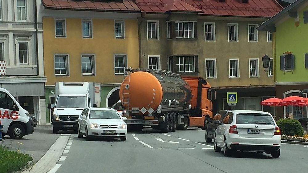 Greifenburg: Schwerverkehr quält sich durch das enge Ortszentrum