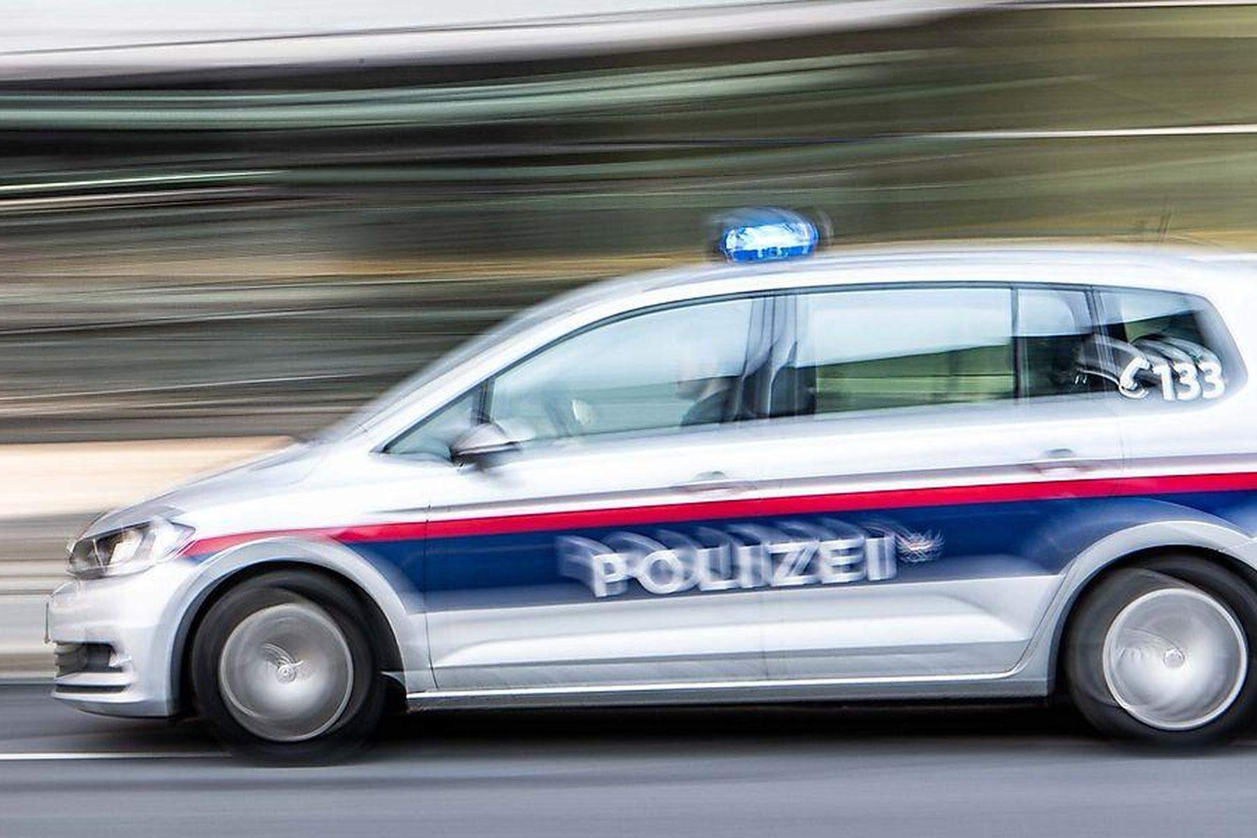 Lebensgefahr | 16-Jähriger raste mit 140 km/h durch Villach und überfuhr fast einen Polizisten
