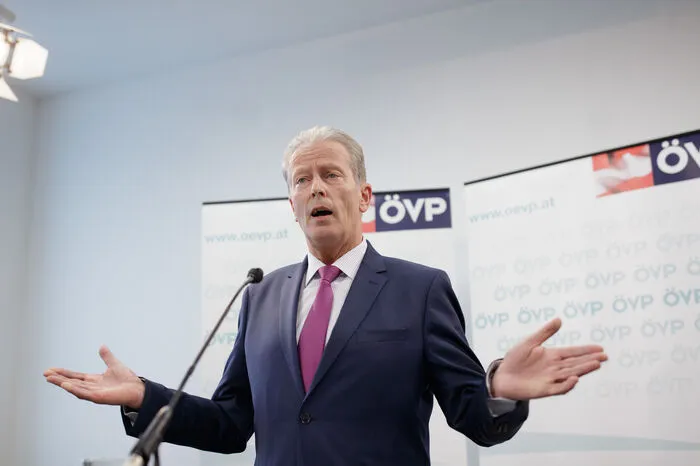 "Ich finde, es ist genug", sagte der VP-Chef bei der kurzfristig einberufenen Pressekonferenz in der ÖVP-Zentrale.