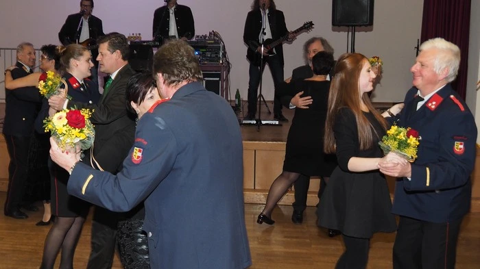 Mit einem Einmarsch startete der Ball der Klagenfurter Freiwilligen Feuerwehr St. Martin Samstagabend im Gemeindezentrum St. Ruprecht. Die Wörtherseer konzertierten auf der Bühne.