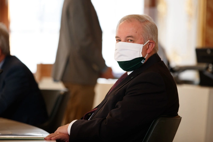 ... LH Hermann Schützenhöfer indes mit einer vom Heimatwerk eigens kreierten weiß-grünen Stoffmaske.