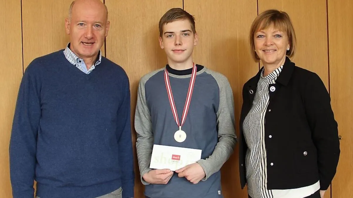 Günter Gössler, David Schernthaner und Direktorin Gudrun Finder (von links) 	