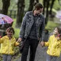 Der Regenschirm wird an diesem Wochenende bei Familienausflügen zum treuen Begleiter