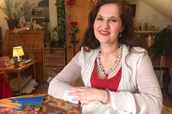 Naama, 54-jährige Künstlerin und Kinesiologin aus Wien, weiß genau, was sie in einer neuen Beziehung will. „Der Mann soll sich für spirituelle Themen interessieren, romantisch und tolerant sein, stabil mit beiden Beinen im Leben stehen, mich zum Lachen bringen und geduldig sein. Ich bin häufig nicht pünktlich, das muss er tolerieren.“ Aber Naama verspricht dann auch gleich hoch und heilig, sich diesbezüglich in Zukunft zu bessern. Vom Aussehen her fühlt sich Naama eher zu androgynen Männern hingezogen, die große Augen und volle Lippen haben. Gemeinsame Unternehmungen, ein Frühstück, zusammen einschlafen und aufwachen und natürlich Sex, all das fehlt Naama im Moment und stimmt sie manchmal ein bisschen traurig. Über ihr eigenes, bisheriges Liebesleben hat die Künstlerin natürlich auch viel zu berichten. 17 Jahre lang lebte Naama glücklich mit ihrem Exmann zusammen, der ein Gentleman auf ganzer Linie war. „Das Problem war, dass das erotische Feuer nach ein paar Jahren erloschen ist.“ Natürlich gab es danach auch noch Beziehungen. Aber auch die gingen leider wieder auseinander. Das soll sich jetzt ändern. „Ich wünsche mir einen wunderbaren Partner, den ich glücklich machen kann und der mich glücklich macht!“
