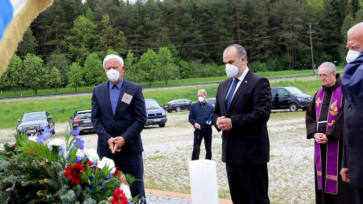 Der kroatische Botschafter Daniel Glunčić bei der Kranzniederlegung