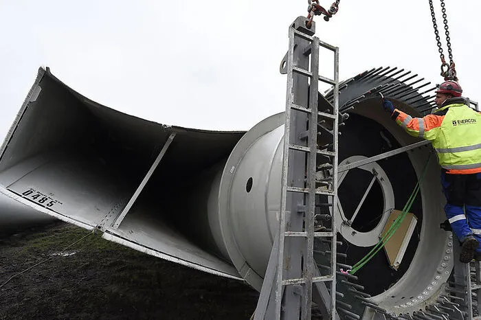 Die Preise für Strom (im Bild der Bau eines Windparkes) verbilligten sich um 5,6 Prozent, jene für Gas um 3,6 Prozent.