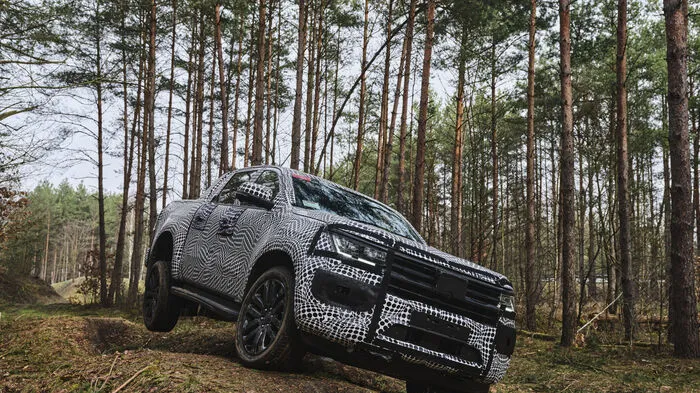 Der neue VW Amarok streckt sich auf eine Länge von 5,35 Meter