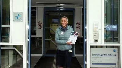 Karin Ehetreiber, Betriebsratsvorsitzende am UKH Kalwang, teilte Dienstag Vormittag Protest-Flugzettel an Patienten aus