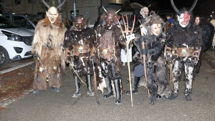 Ja, da war wirklich die Hölle los! Die Marktgemeinde Brückl stand am Wochenende im Mittelpunkt eines großen Krampus- und Perchtenlaufes.