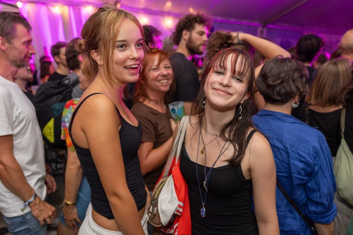 Unter dem Motto „Sonne, Almen, Liebe, Blumen“ macht das Fuzzstock Bergfestival heuer von 27. bis 30. August die Talstation der Petzen zum Treffpunkt für Musik- und Festivalfans.