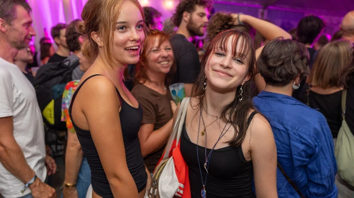Unter dem Motto „Sonne, Almen, Liebe, Blumen“ macht das Fuzzstock Bergfestival heuer von 27. bis 30. August die Talstation der Petzen zum Treffpunkt für Musik- und Festivalfans.