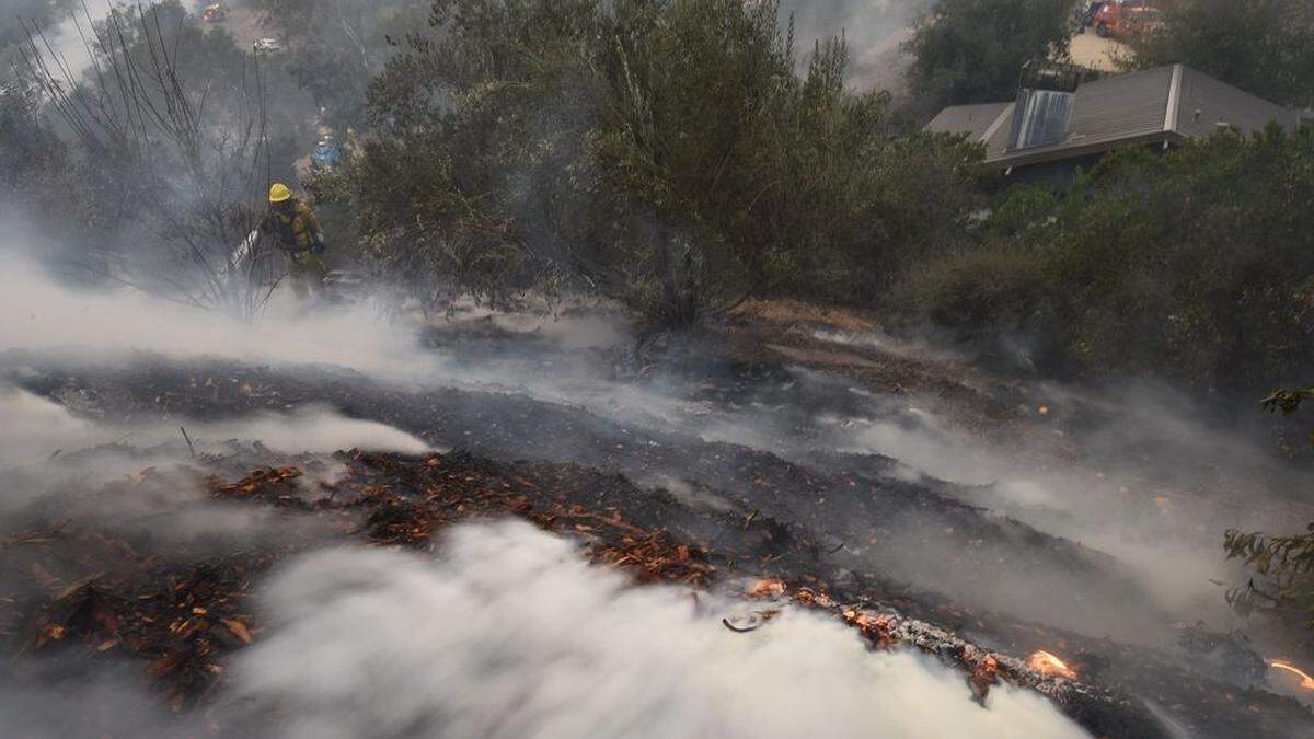 Feuerwehrleute versuchen die Glutnester zu löschen