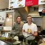 Urim Kastrati (rechts) von der Pizzeria La Perla mit seinem Mitarbeiter Milan Petrovic