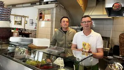 Urim Kastrati (rechts) von der Pizzeria La Perla mit seinem Mitarbeiter Milan Petrovic
