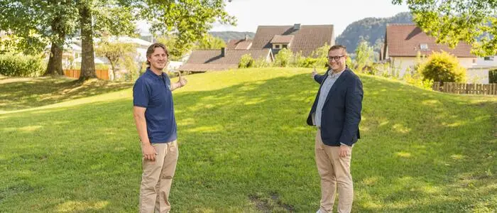 Ingo Weber vom Stadtgartenamt und Stadtgartenreferent Stadtrat Julian Geier präsentieren den neu angelegten Hügel beim Moritzwäldchen