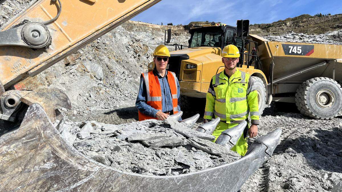 Schichtleiter David Holzer (r.) und Grundbesitzer Peter Reithofer im Tagbau am Krughofkogel.