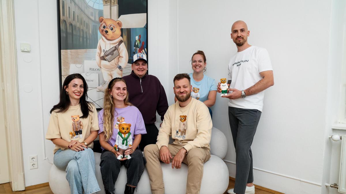 Das Kernteam von Baron Filou um die Gründer und Geschäftsführer Thomas Müller (sitzend) und Georg Schrimpf (rechts) arbeitet in einer Altbauwohnung in St. Leonhard