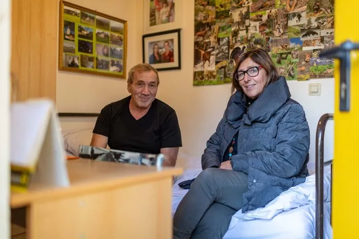Bewohner Franz Schützenhöfer und die Leiterin des VinziDorfs, Sabine Steinacher.
