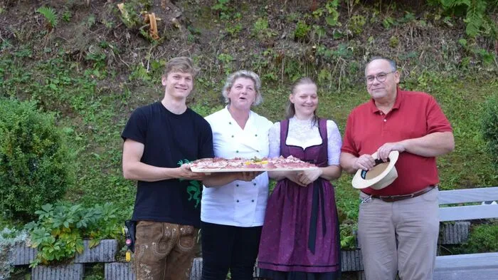 Bratlwirtin Barbara Bratl mit ihren Kindern und Veranstalter Johannes Hödl.
