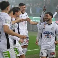 Otar Kiteishvili wird von Mannschaftskollegen und Fans gefeiert