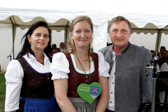 Im Rahmen des Jubiläumsfestes vorm Musikhaus wurde Obfrau Alena Voit für ihre verdienstvolle Tätigkeit von Bürgermeister Manfred Voit und Vizebürgermeisterin Monika Winter mit einem „Herz für Großsteinbach“ geehrt.