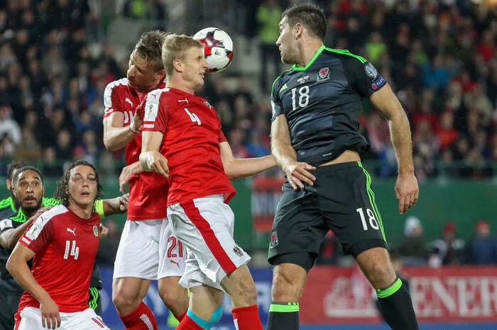 Martin Hinteregger: Note 4 Wie in der jüngsten Vergangenheit erneut der Chef im Abwehrzentrum. Schirmte den Raum gut ab und fing weite Bälle der Waliser ab. Der Augsburg-Spieler war auch stark in der Spieleröffnung.  