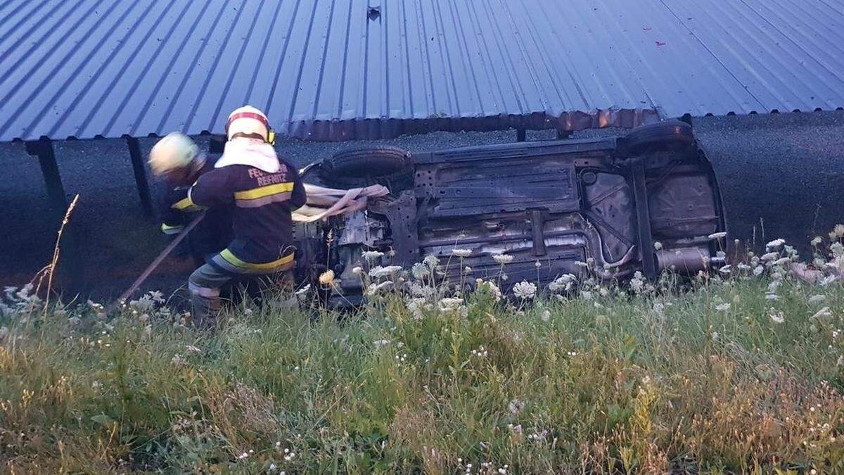 Das Auto landete in einer Böschung.