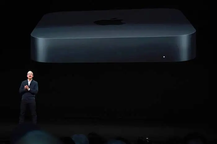 Als weitere Neuheit stellte Apple eine komplett neu entwickelte Version des kleinen Desktop-Rechners Mac mini vor, der mehrere Jahre nicht aktualisiert wurde. Auch hier kommt der Aluminium-Teil des Gehäuses komplett aus dem Recycling, bei den Plastik-Elementen liegt der Anteil immerhin bei 60 Prozent. Der Preis: Ab 899 Euro.