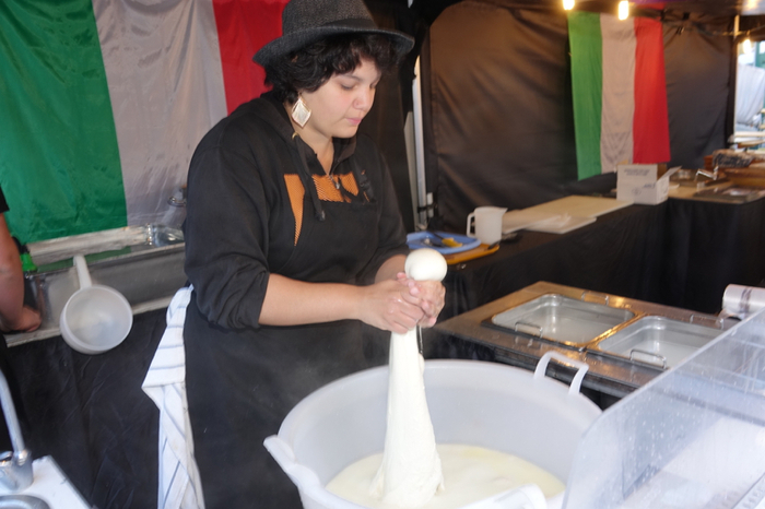 Vor Ort wird von Hand gefertigter Mozarella hergestellt