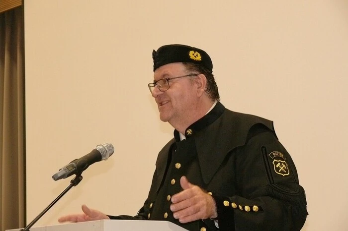 Bürgermeister Thomas Heim, der sich erstmals im Ehrenkleid des Bergmannes zeigte: "Es ist eine ehrenwerte Aufgabe, das große, geschichtliche Erbe der Bergmannszeit und diese Tradition verwalten zu dürfen."