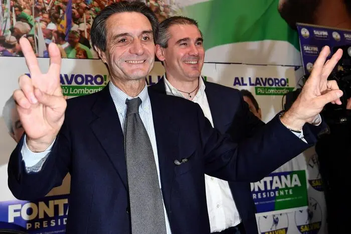 In dem besonders stark von der Pandemie betroffenen Land war Attilio Fontana (68), Regionalpräsident der Lombardei, der erste Polit-Promi, der sich selbst in häusliche Isolation begab. Und zwar schon im Februar, wenige Tage nach Bekanntwerden des Ausbruchs in seiner Region im Norden des Landes. Er hatte eng mit einer Corona-Infizierten zusammengearbeitet. Ein erster Test bei dem Politiker der rechten Lega hatte für ihn zwar Entwarnung gegeben. Er wurde aber zum Vorbild, weil er mehrfach Interviews aus der Quarantäne mit Mundschutz gab. Später machten es andere Politiker und Experten ähnlich - ihre TV-Bilder aus dem Homeoffice wurden stilprägend in Italien.