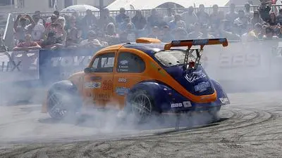 ABD0102_20170524 - REIFNITZ - ÖSTERREICH: Von 24. bis 27. Mai 2017 werden rund 150.000 Besucher beim Golf GTI-Treffen in Reifnitz am Wörthersee erwartet. "Coming home" lautet das diesjährige Motto. Damit wolle man die Besucher des GTI Treffens wieder stärker an den Veranstaltungsort Reifnitz binden. Im Bild: Ein VW Käfer beim GOLf-GT-Treffen Iam Mittwoch, 24. Mai 2017, in Reifnitz. - FOTO: APA/GERT EGGENBERGER