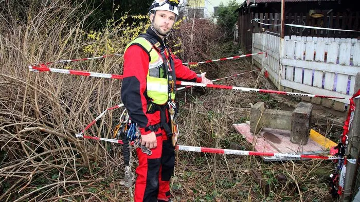 Nach einer dreistündigen Suchaktion wurden Montagabend ein fünfjähriger Bub und sein Sozialbetreuer (56) aus einem etwa 20 Meter tiefen Brunnenschacht geborgen, in den sie gestürzt waren. Für den Mann kam jede Hilfe zu spät, der Bub blieb unverletzt.