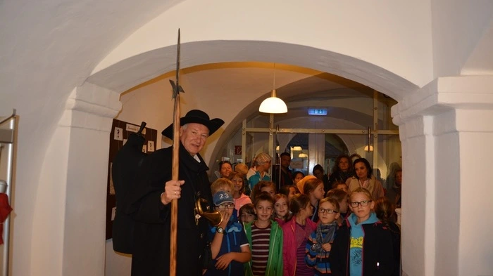 Kinder gestalten zusammen mit Erwachsenen einen Stadtführer für Eisenerz. Sie beschreiben und dokumentieren dabei ihre Lieblingsorte und für sie Wesentliches.