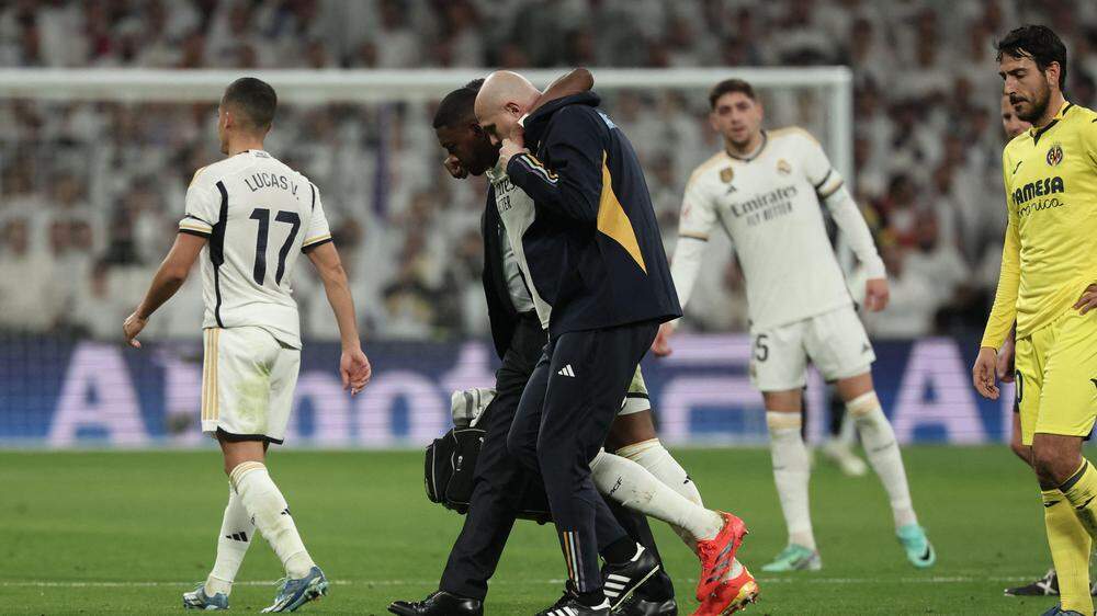 David Alaba zog sich beim Liga-Spiel gegen Villarreal die schwere Verletzung zu und musste vom Platz getragen werden